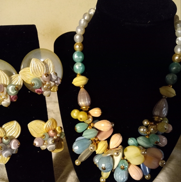 Used,not new 3pc jewerly set. 16in necklace chunky bubble plastic beads&earrings - Picture 3 of 3